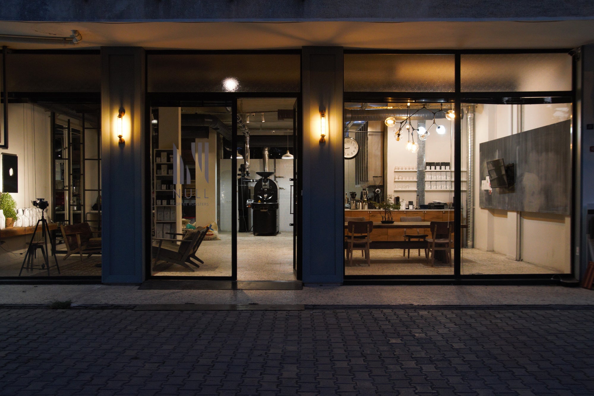 Null Coffee Roasters Acıbadem/Kadıköy, nitelikli kahve atölyesi gece görünümü.