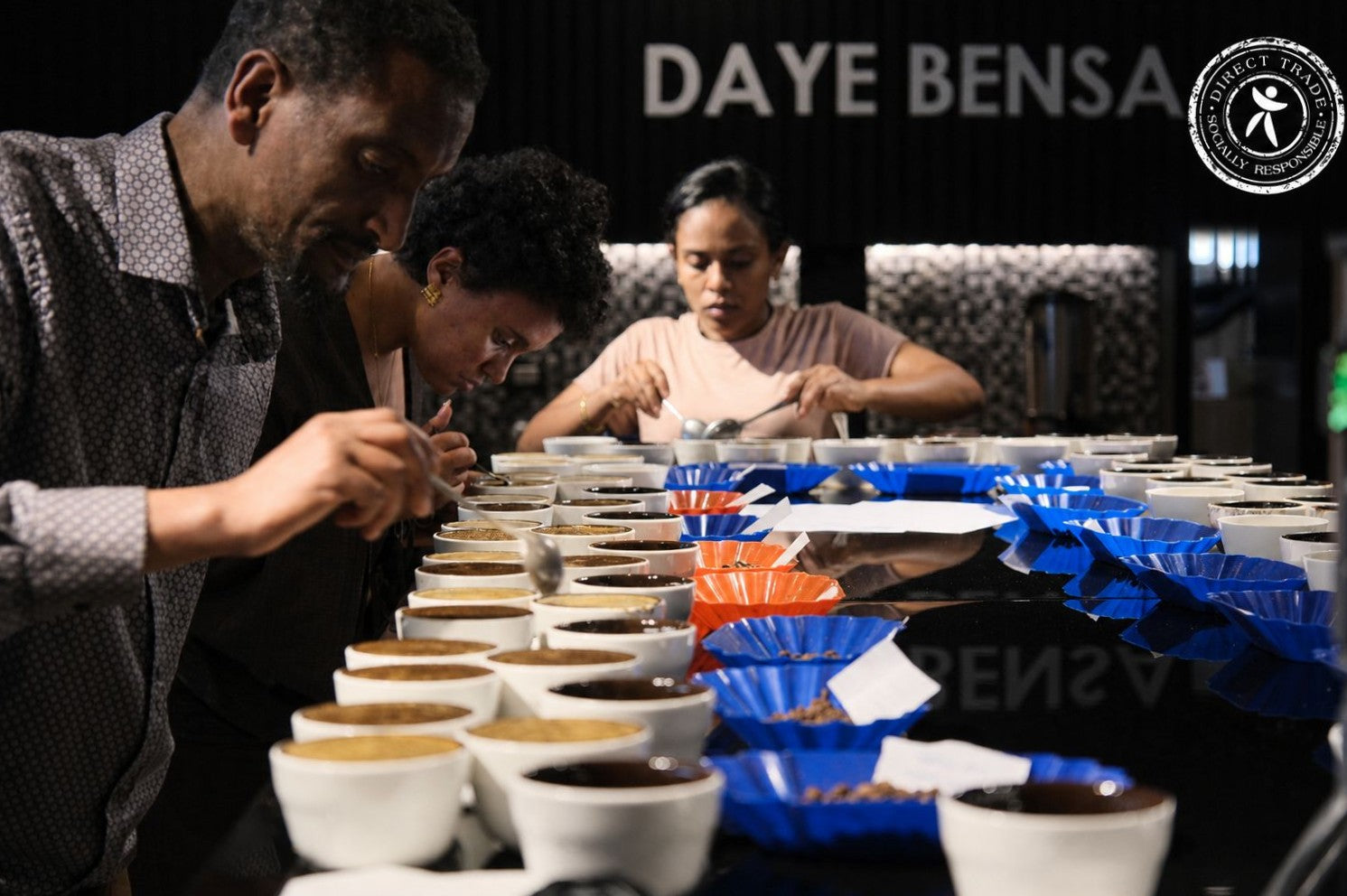 Daye Bensa ekibinin Rumudamo kahve örneklerini cupping masasında değerlendirmesi.